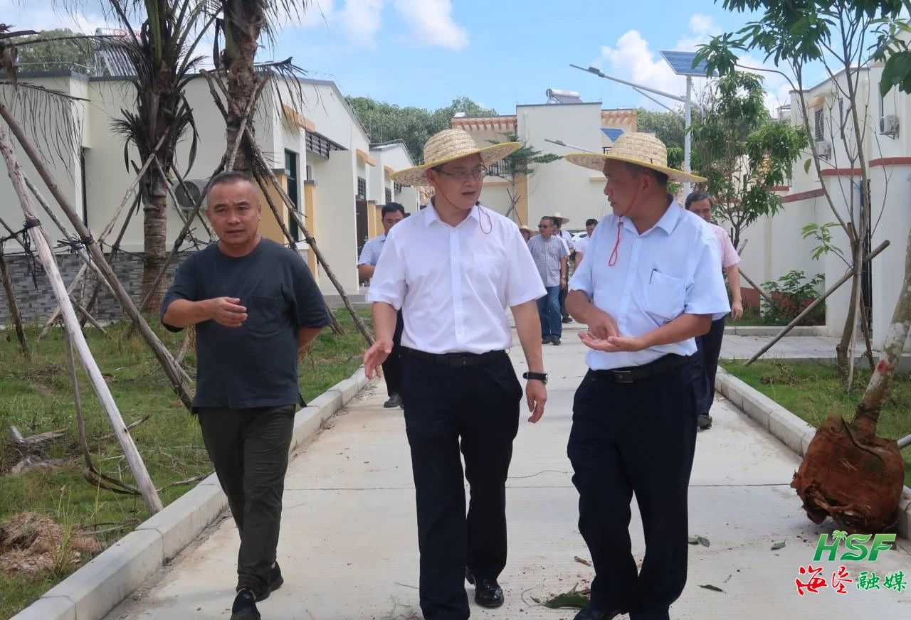 艾軼倫一行人在天角潭水利樞紐工程墾區(qū)移民安置點（西聯(lián)農場南園小區(qū)）走訪調研