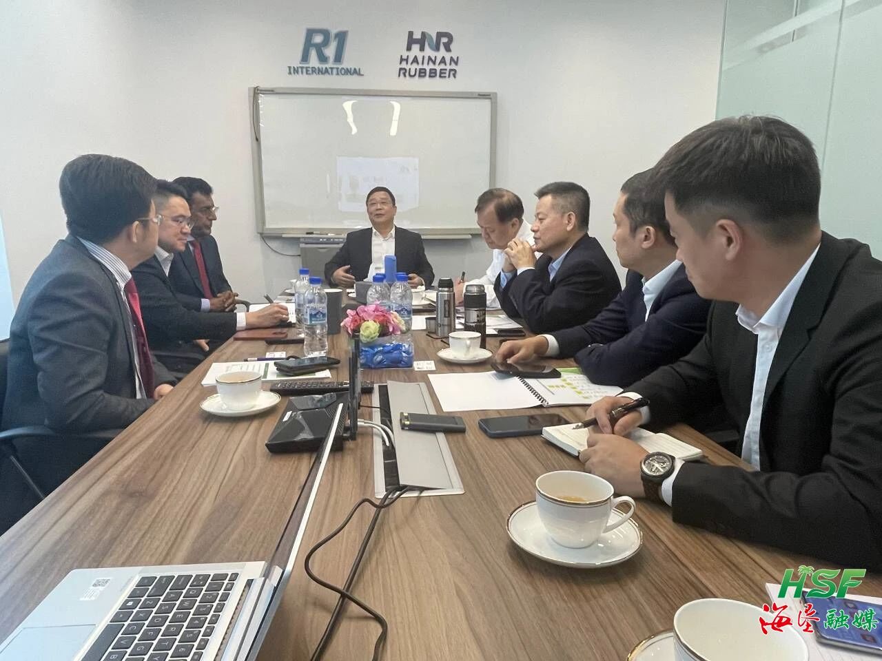 包洪文一行與R1公司座談交流。